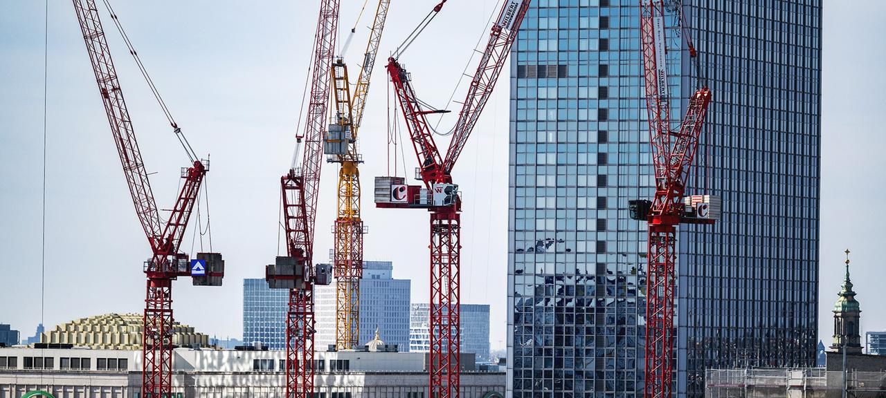 Kräne stehen auf einer Baustelle am Alexanderplatz.