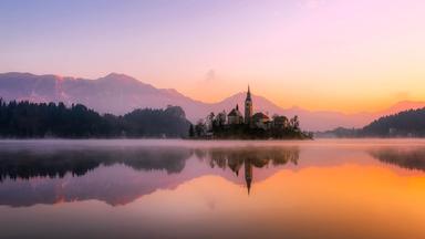 Kirche am See in der Dämmerung