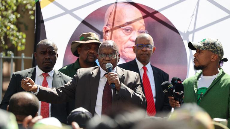 Zuma spricht in Johannesburg (Südafrika) vor einem Porträt von ihm selbst zu Anhängern.