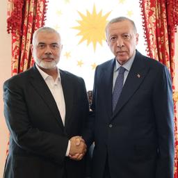 Recep Tayyip Erdogan (rechts) und Ismail Hanija schütteln sich bei einem Treffen in Istanbul die Hand.