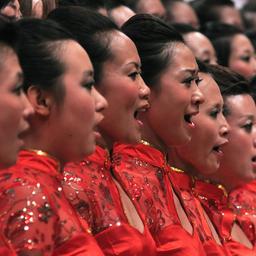 Chinesinnen singen in einem Chor.