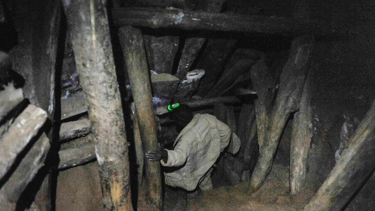 Ein Bergarbeiter mit einer Stirnlampe ist in einem Minenschacht in der Demokratischen Republik Kongo zu sehen. (Archivfoto: 21.08.2010)