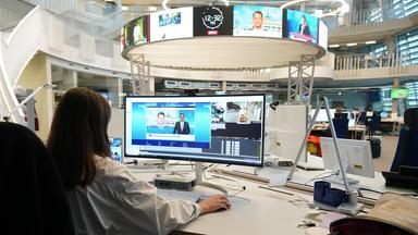 Blick in den Newsroom im neuen Nachrichtenhaus von ARD-aktuell auf dem NDR-Gelände.