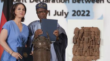Annalena Baerbock und Lai Mohammed bei der Unterzeichnung einer Absichtserklärung für Eigentumsübertragungen wertvoller Benin-Bronzen.