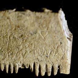 Ein tausend Jahre alter Läusekamm mit Inschrift aus Elfenbein.