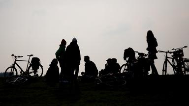  Jugendliche auf dem Tempelhofer Feld in Berlin