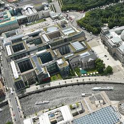 Blick auf den Reichstag, das Paul-Löbe-Haus, das Marie-Elisabeth-Lüders-Haus, das Jakob-Kaiser-Haus bis zum Brandenburger Tor. (Archivbild: 16.06.2016)