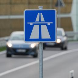 Ein blau-weißes Schild weist auf den Beginn der Autobahn hin.