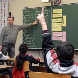 Flüchtlingskinder nehmen am Unterricht in einer Schule in Berlin teil.
