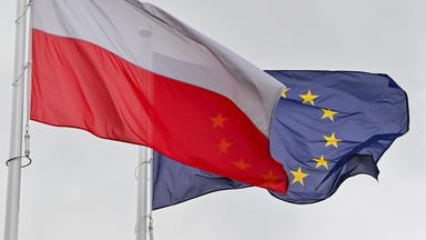 Die Flaggen Polens und der EU wehen im Wind