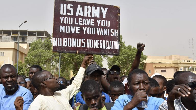 Menschen im Niger protestieren gegen die Stationierung von US-Soldaten.