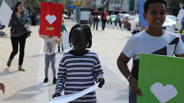ילדים מפגינים נגד גירוש מבקשי מקלט בתל אביב (צילום: מוטי קמחי)