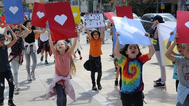 ילדים מפגינים נגד גירוש מבקשי מקלט בתל אביב (צילום: מוטי קמחי)