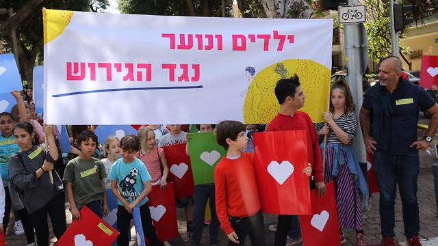 מפגינים נגד גירוש מבקשי מקלט בתל אביב (צילום: מוטי קמחי)