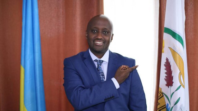 סגן שר החוץ של רואנדה אוליבר נדוהונגיריה (מתוך חשבון הטוויטר הרשמי שלו)