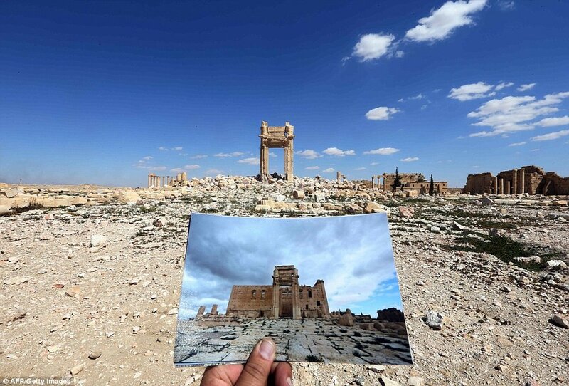 3B55971200000578-4029044-A_--31--photographer_holds_his_picture_of_the_Temple_of_Bel_taken_on_M-a-36_1481671251621.jpg