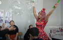 Алла Бородина и нейните сапунени балони, които радват украинските деца в Русе (видео)
