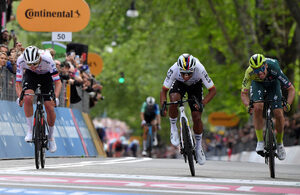 Снимка на деня: Еквадорска победа беляза старта на Джиро д'Италия