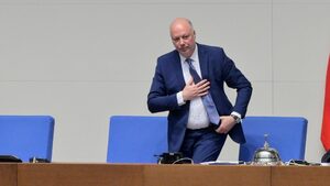 Ден преди да спре да заседава редовно: парламентът отстрани председателя Росен Желязков