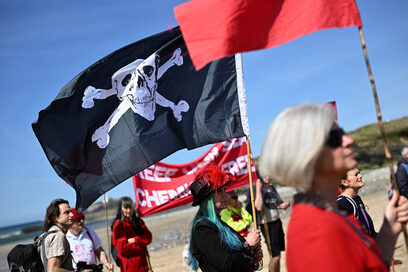 Фотогалерия: Протест на плажа в Корнуол срещу плановете за пускане на химикали в морето