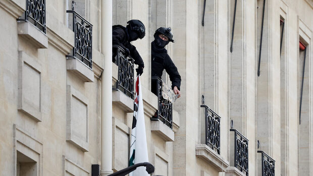 Френската полиция изведе студентите, окупирали "Сианс По"