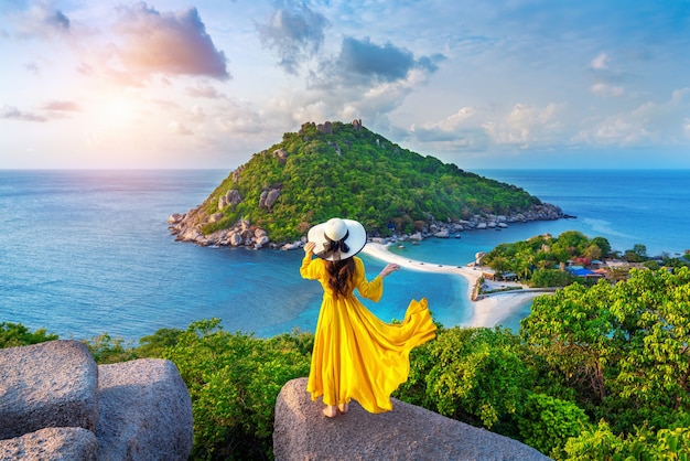 Бесплатное фото Красивая девушка стоит на смотровой площадке на острове ко нангюан недалеко от острова ко тао, сурат тани в таиланде