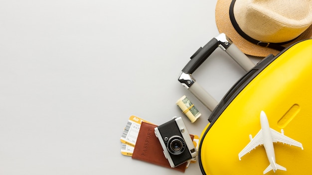 Бесплатное фото Плоский желтый багаж с копией пространства