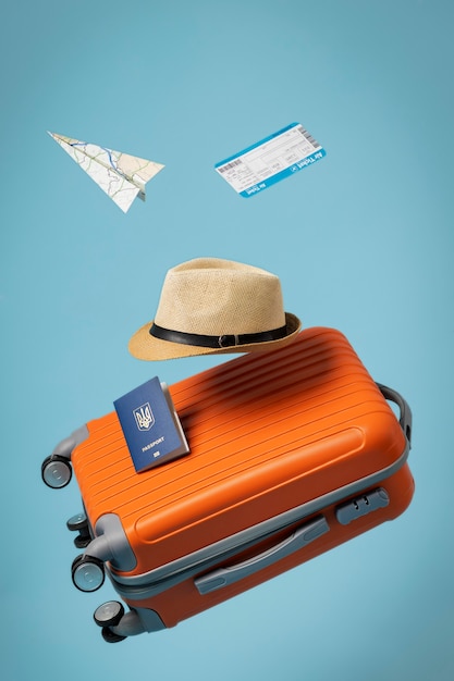 Бесплатное фото Концепция путешествия с багажом и шляпой