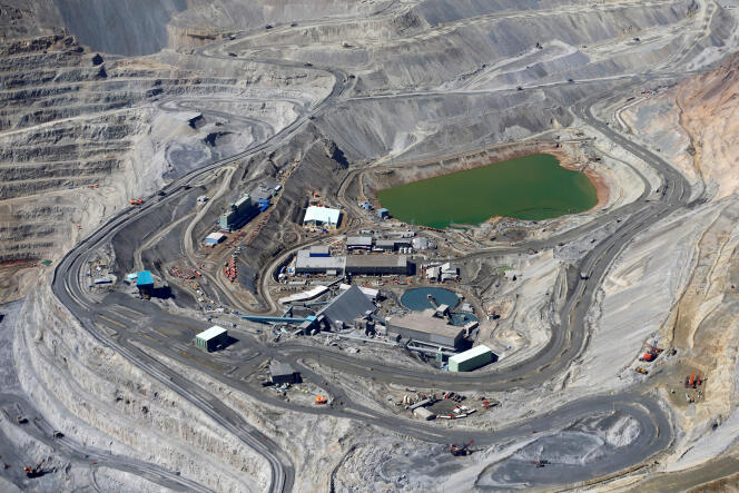 Vue aérienne de la mine de cuivre de Los Bronces, détenue par le groupe Anglo American, dans les Andes, près de Santiago au Chili, le 17 novembre 2014.