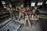 Des combattants ukrainiens démontent un lance-roquettes soviétique BM-21 Grad, région de Zaporijiia, 26 avril 2024.