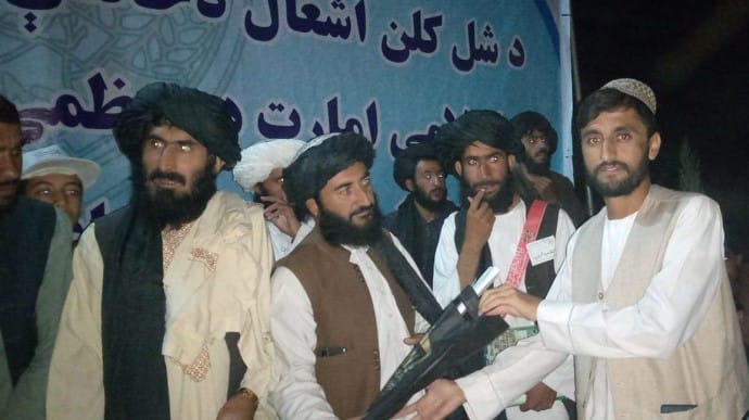 В одном из городов Афганистана талибы вывесили тела расстрелянных людей – AP