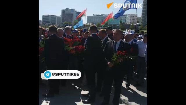 Возложение цветов к стеле "Минск — город-герой" по случаю Праздника труда