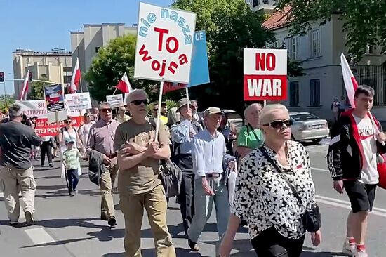 Марш в Варшаве против вовлечения Польши в боевые действия на Украине