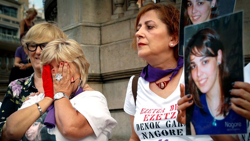 La madre de Nagore Laffage coloca una pancarta en el Ayuntamiento de Irn en memoria de su hija