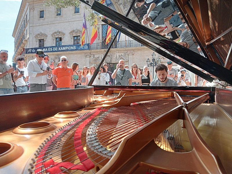 Els carrers de Palma s'omplen de la msica de set pianos
