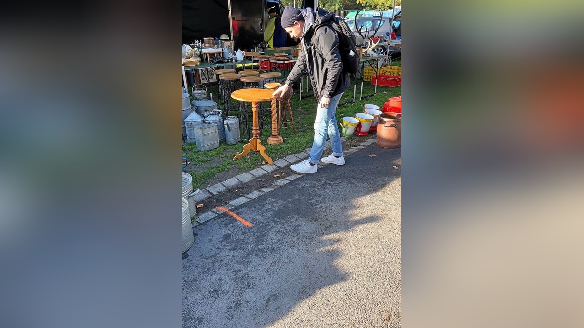 „Biber Craft“-Gründer Mike Stock auf der Suche nach Möbeln für “Upcycling“ auf einem einem Flohmarkt.
