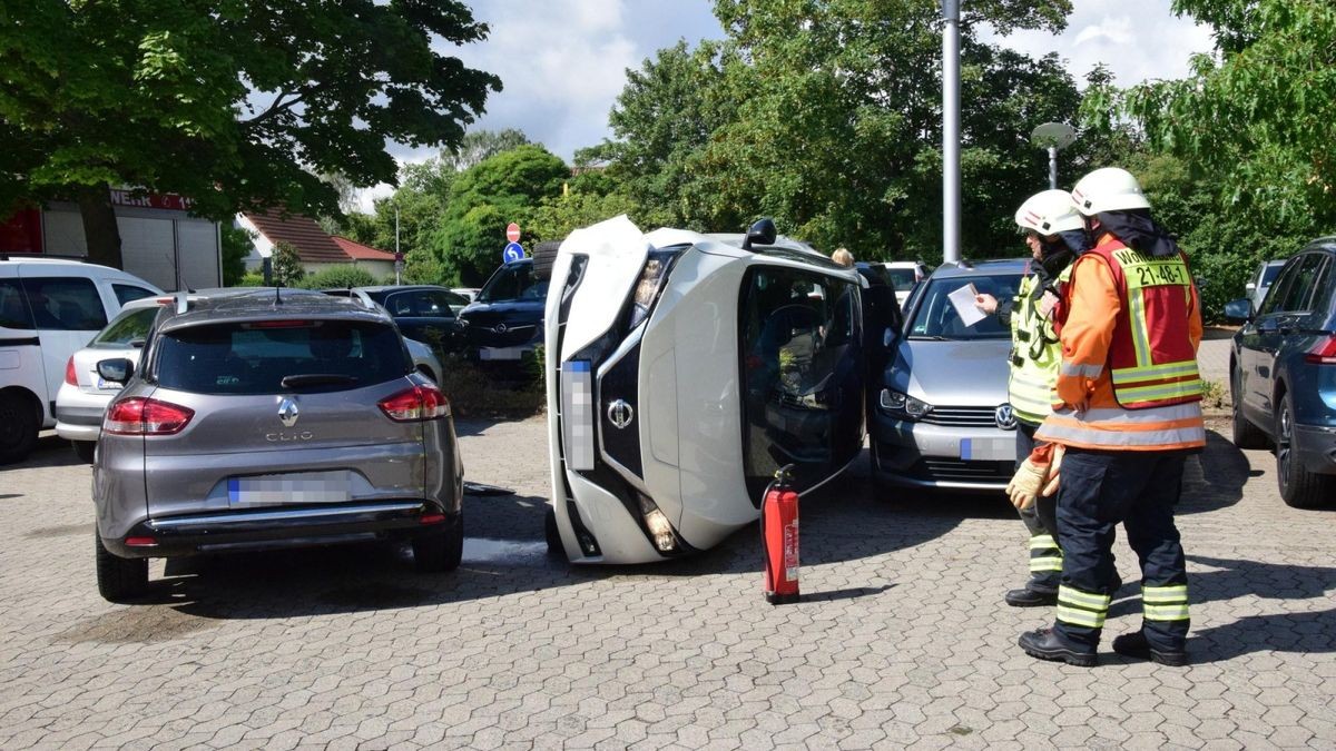 Kurioses Bild auf dem Klinikums-Parkplatz in Wolfenbüttel: Das Auto der Frau lag nach dem Unfall im Sommer 2023 auf der Seite (Archivfoto).