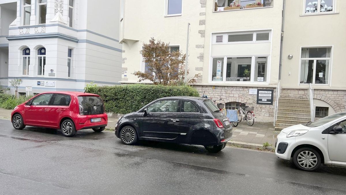 Dieser seltsam anmutende Wagen mit zwei eng zusammenstehenden Hinterrädern sorgt in Braunschweig bei Passanten aktuell für irritierte Blicke.