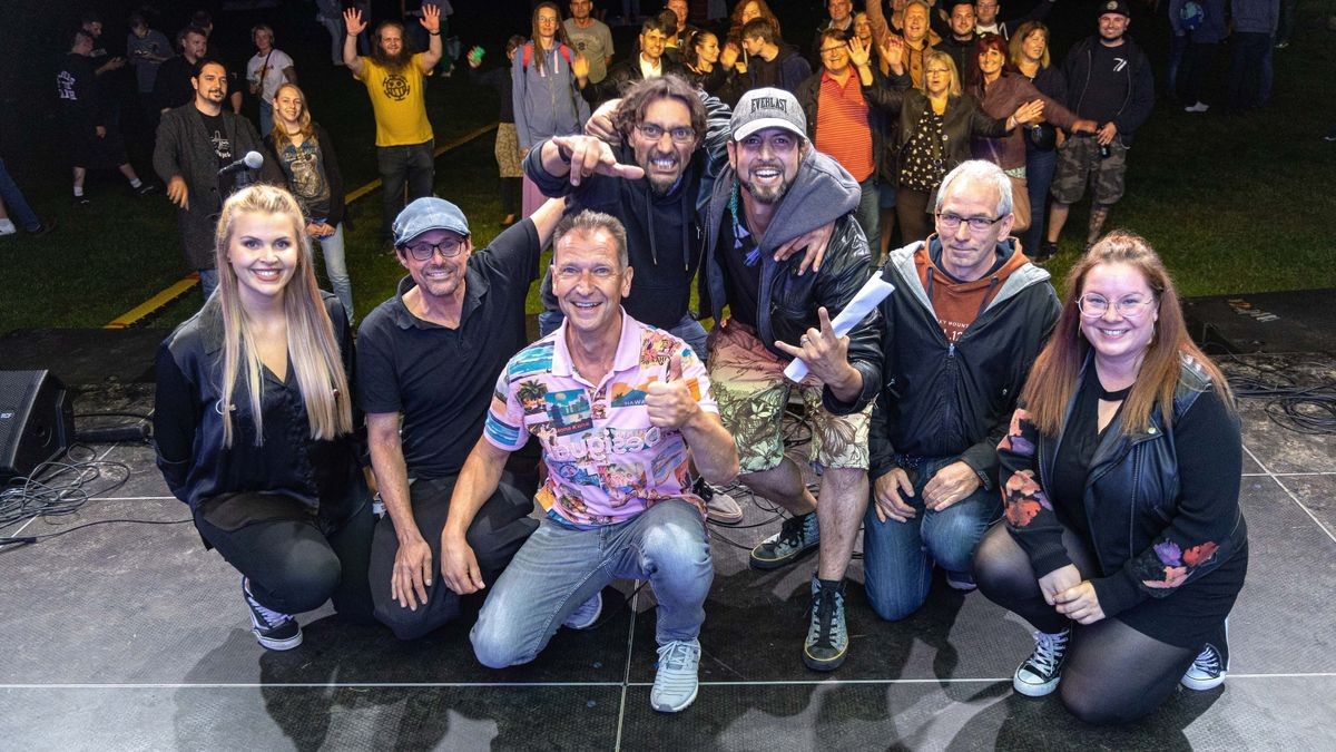 Als Sieger des „Salzig“-Bandcontests setzte sich 2023 die Band „Kurzmal“ (hier mit Wettbewerbs-Organisator Jens Bogdan in der Mitte) durch (Archivbild).
