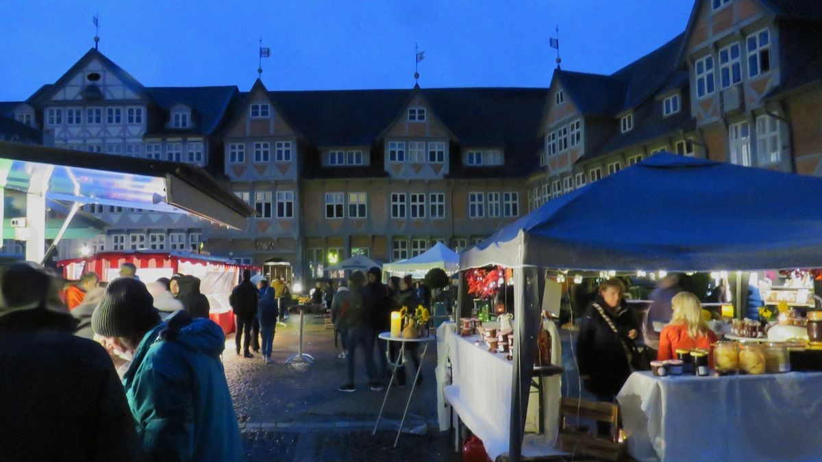 Der erste Wolfenbütteler Abendmarkt in der Dämmerung (Archivbild).