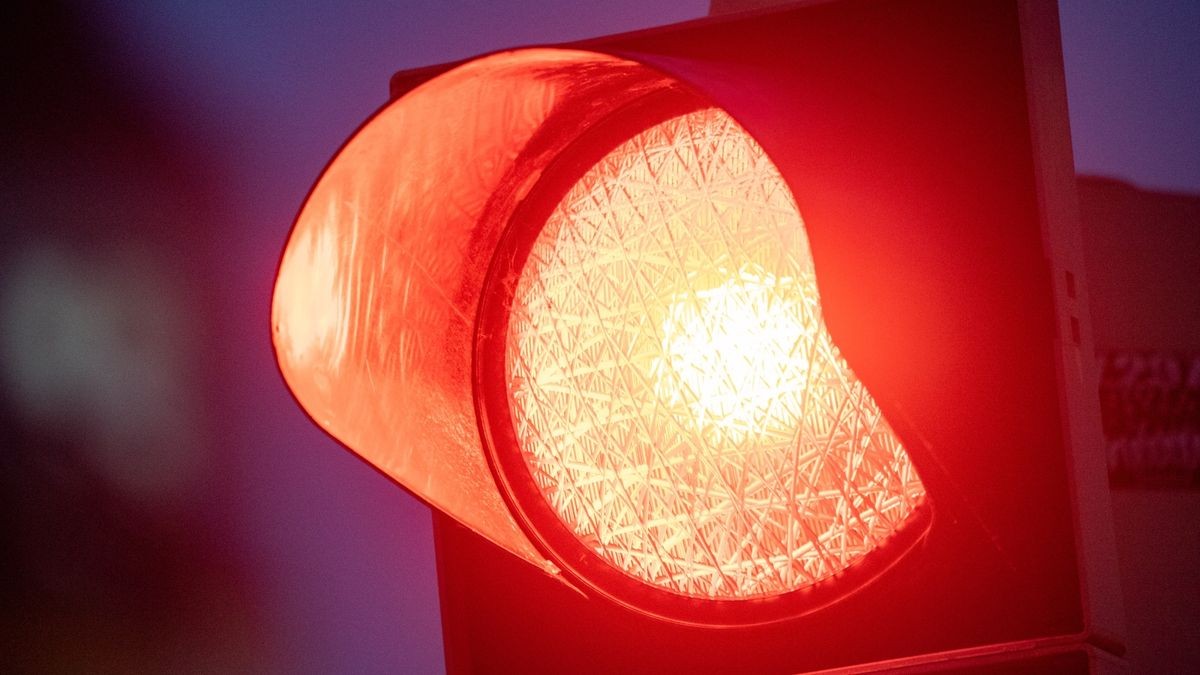 An einer Ampel in Lebenstedt hat ein 23-jähriger Autofahrer am Mittwoch seinen Frust herausgelassen. Er befand sich selbst noch in der Probezeit. (Symbolbild)