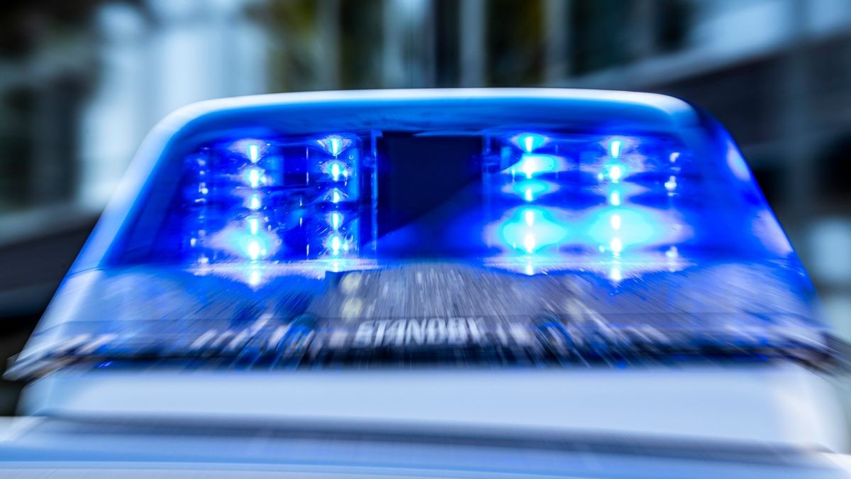 Die Wolfenbütteler Polizei berichtet von einem Unfall, bei dem eine Elfjährige leicht verletzt wurde. Die Ermittler suchen nun nach dem beteiligten Autofahrer, der die Vorfahrt der jungen Radfahrerin missachtet hat. (Symbolbild)