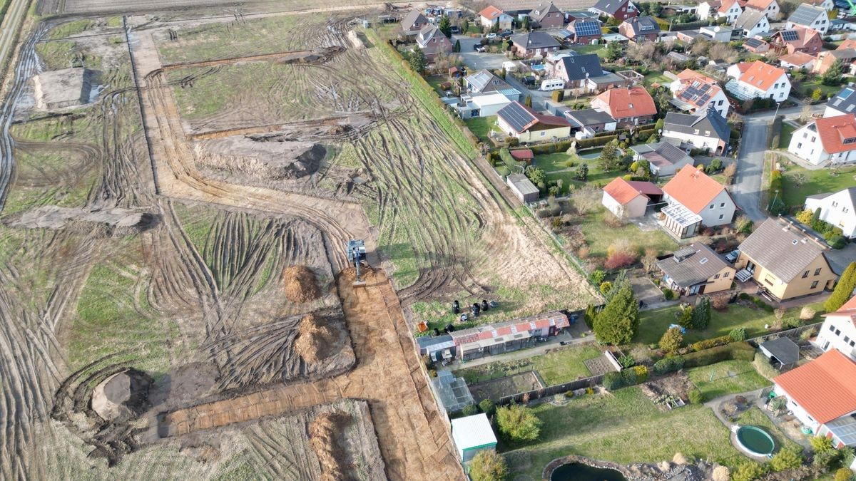 Die Luftaufnahme zeigt den Beginn der Erschließungsarbeiten für das Barmker Neubaugebiet Höltgeberg.