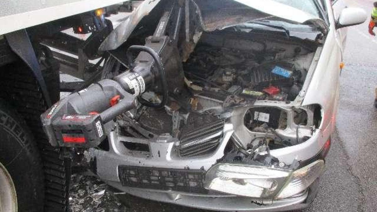 Der Nissan kollidierte mit einem vor einer roten Ampel wartenden Sattelschlepper. Beide Insassen wurden verletzt.