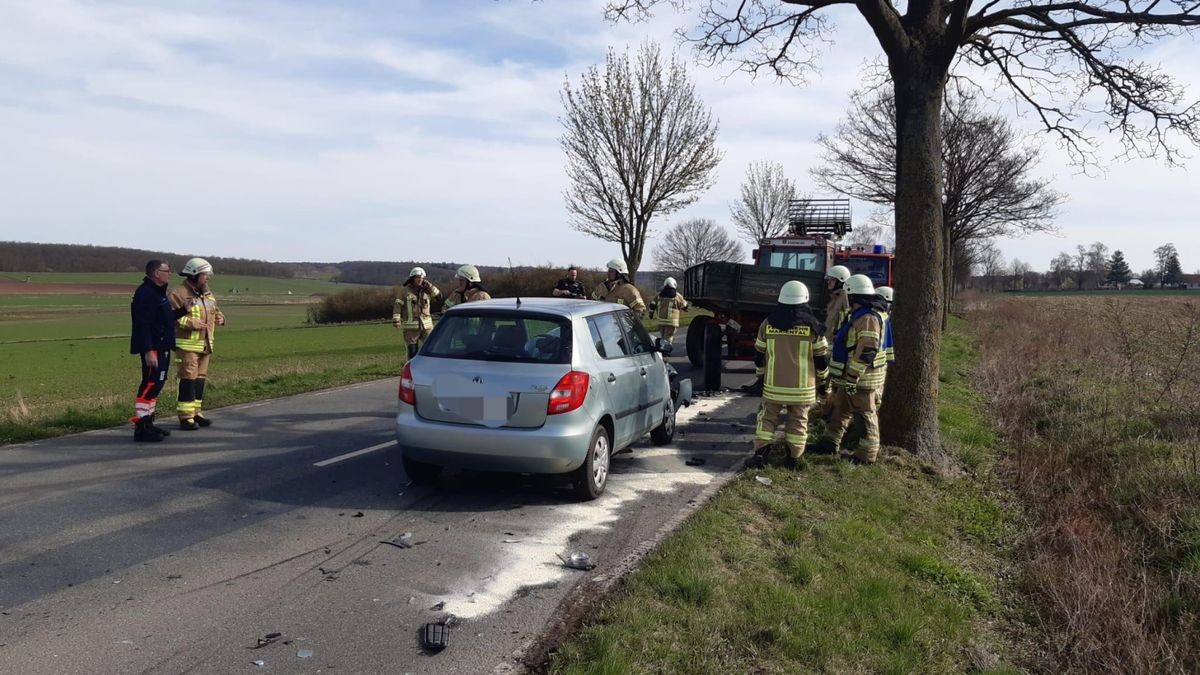 Ein Auto ist am Mittwoch mit einem Traktor-Anhänger kollidiert. Noch vor Eintreffen der Feuerwehren aus Rottorf am Klei, Mariental und Grasleben konnte der Fahrer seinen Wagen verlassen.