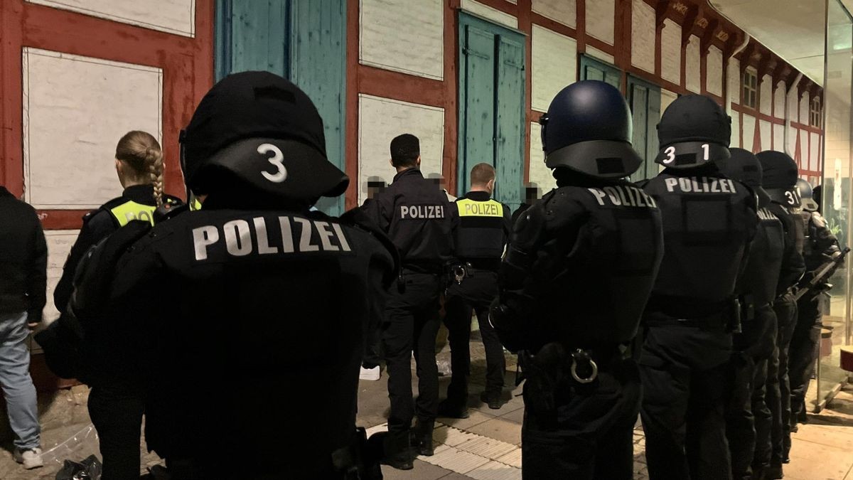 In der Wolfenbütteler Innenstadt hat die Polizei am Dienstagabend mehrere junge Menschen kontrolliert. Hintergrund der Aktion: Eine Gruppe soll in den vergangenen Wochen beinahe täglich für Ärger gesorgt haben.
