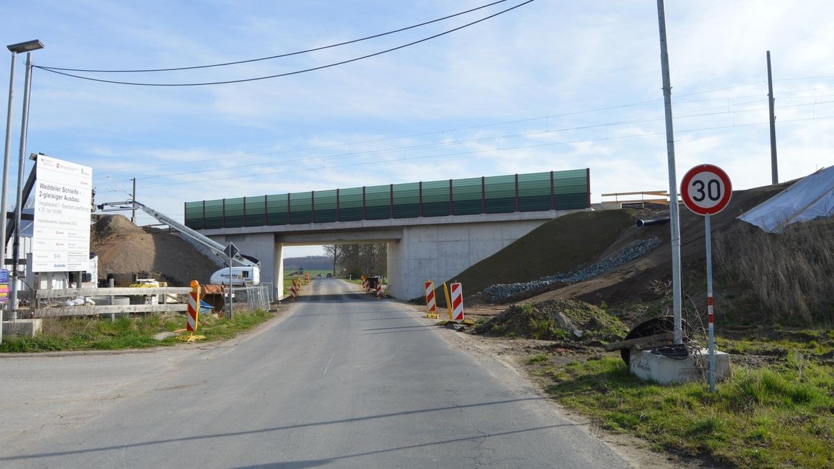 Der zweigleisige Ausbau der Bahnstrecke Weddeler Schleife ist abgeschlossen, an Brückenbauwerken wie beispielsweise in Klein Brunsrode wird aber noch mindestens bis Sommer gearbeitet.