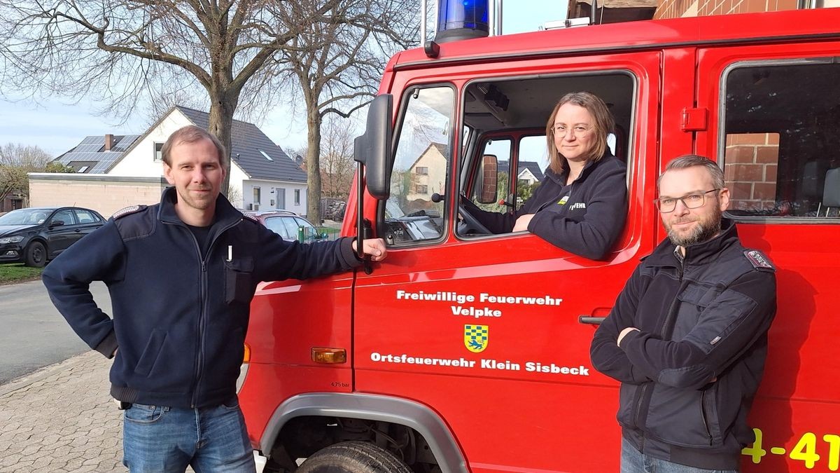 Tobias Reichelt, Cathleen und Dennis Jürges (von links) von der Freiwilligen Feuerwehr Klein Sisbeck appellieren: „Kommt zu uns!“