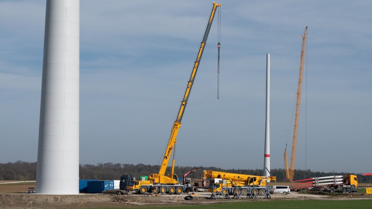 Baustelle im XXL-Format: Im Windpark bei Volkmarsdorf werden die alten Windkraftanlagen gegen neue, größere ersetzt. Aus Sicherheitsgründen darf die Baustelle nicht betreten werden.