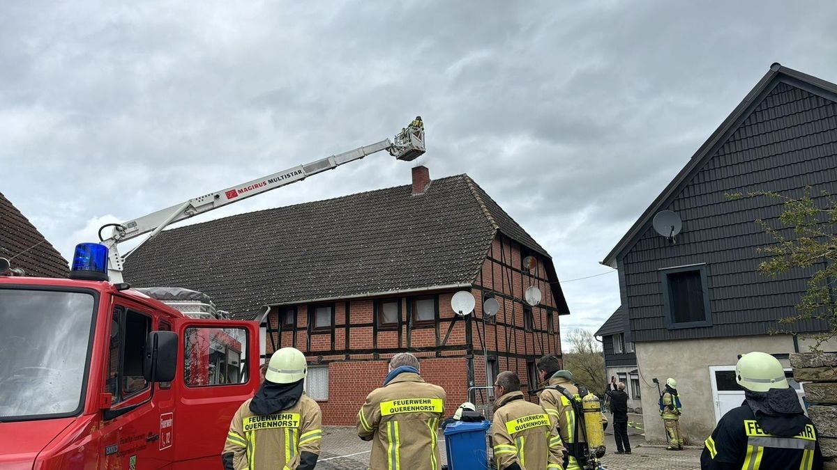 Über zwei Stunden war die Feuerwehr am Karfreitag in Querenhorst im Einsatz. Am Gebäude entstand kein Schaden.